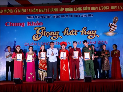 Cô giáo Nguyễn Thị Thu trường THCS Phúc Lợi tham gia Chung khảo cuộc thi “Giọng hát hay quận Long Biên lần thứ V năm 2018”